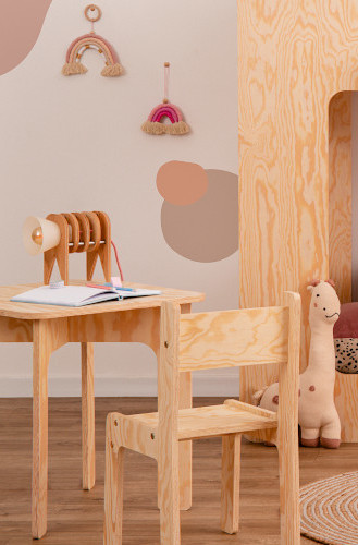 Drewniane krzesełko i stolik dla dzieci wykonane ze sklejki sosnowej w kolorze naturalnego drewna